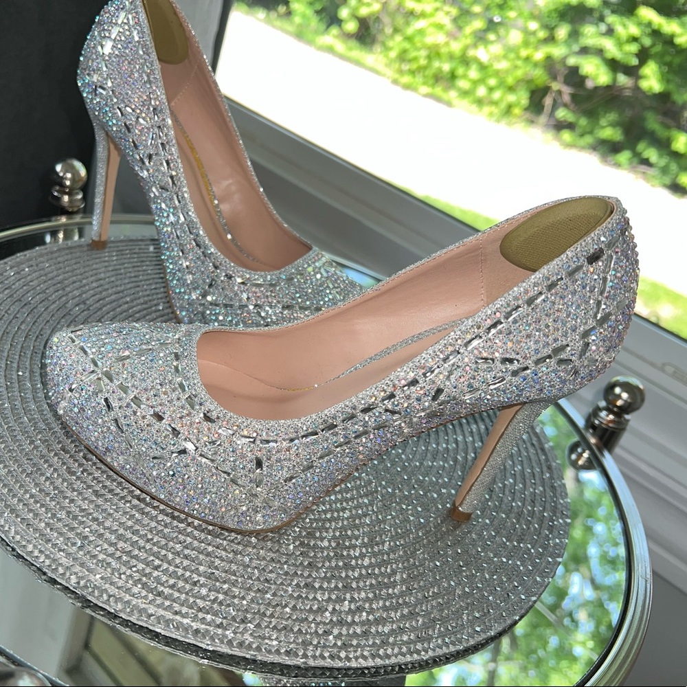 Bedazzled rhinestone shoe sz 8